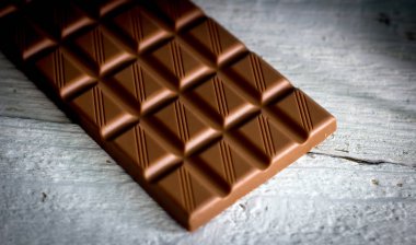 Ahşap masaüzerinde çikolata yakın