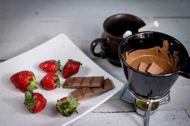 Sütlü çikolata ile lezzetli olgun çilek