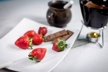 Sütlü çikolata ile lezzetli olgun çilek