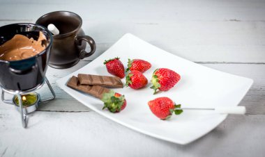 Sütlü çikolata ile lezzetli olgun çilek