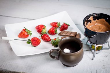 Sütlü çikolata ile lezzetli olgun çilek