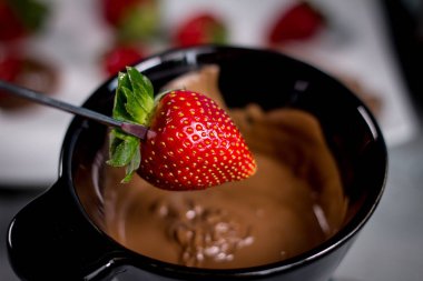 Sütlü çikolata ile lezzetli olgun çilek