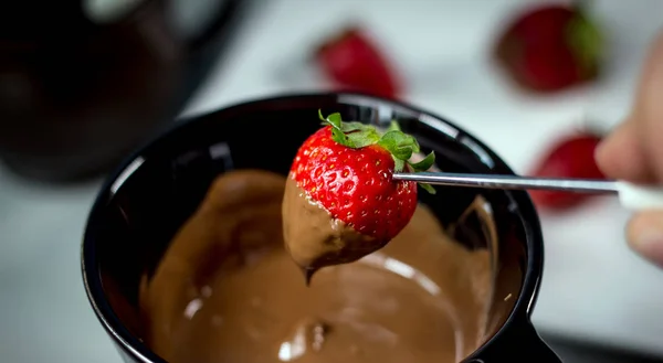 Heerlijke Rijpe Aardbei Met Melkchocolade — Stockfoto