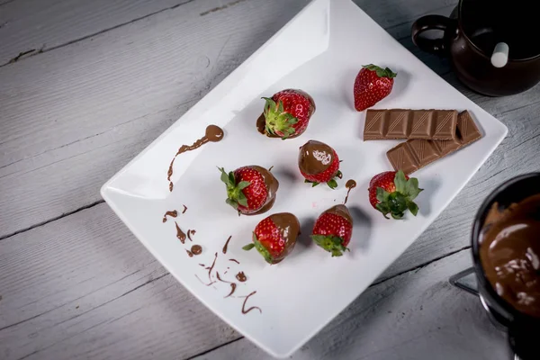 Köstliche Reife Erdbeere Mit Vollmilchschokolade — Stockfoto