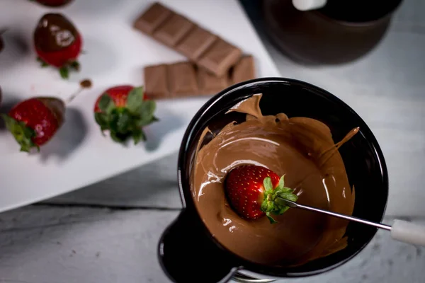 Deliciosa Fresa Madura Con Chocolate Con Leche — Foto de Stock