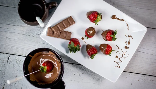 美味成熟的草莓和牛奶巧克力 — 图库照片