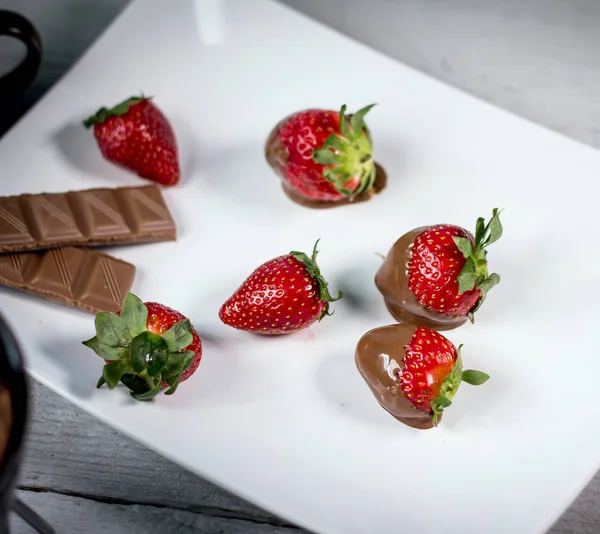 Deliciosa Fresa Madura Con Chocolate Con Leche — Foto de Stock