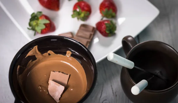 Köstliche Reife Erdbeere Mit Vollmilchschokolade — Stockfoto