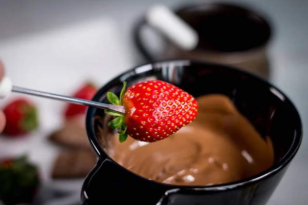 Heerlijke Rijpe Aardbei Met Melkchocolade — Stockfoto