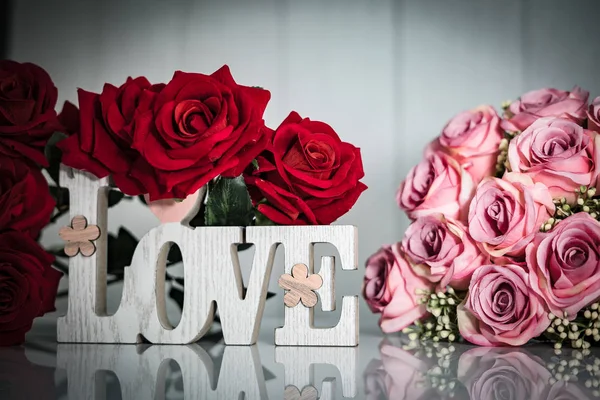 Vackra Blommor Med Trä Älskar Bokstäver Kärlek Konceptet — Stockfoto