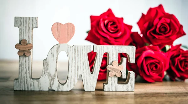 Mooie Bloemen Met Houten Liefde Belettering Begrip Van Liefde — Stockfoto