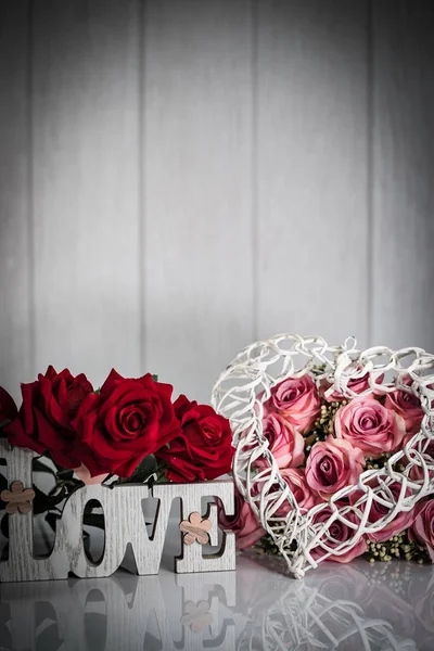 Mooie Bloemen Met Houten Liefde Belettering Begrip Van Liefde — Stockfoto