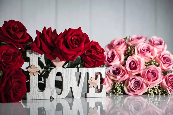 Mooie Bloemen Met Houten Liefde Belettering Begrip Van Liefde — Stockfoto