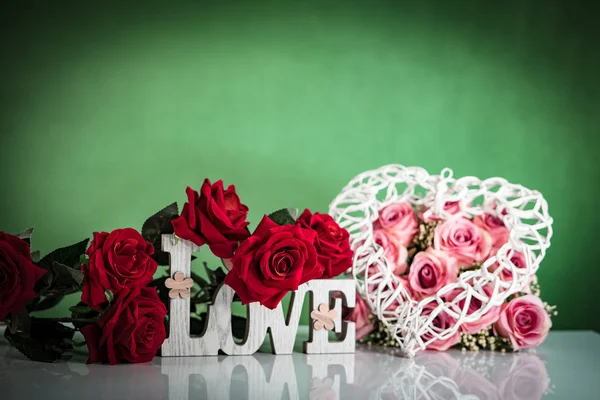 Mooie Bloemen Met Houten Liefde Belettering Begrip Van Liefde — Stockfoto