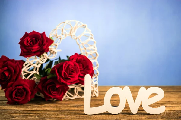 Mooie Bloemen Met Houten Liefde Belettering Begrip Van Liefde — Stockfoto