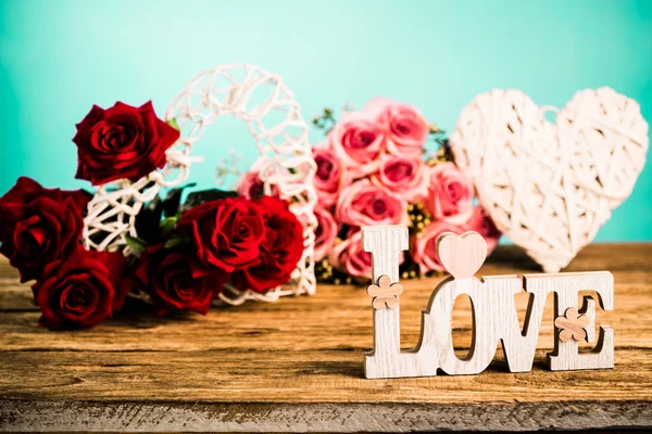 Mooie Bloemen Met Houten Liefde Belettering Begrip Van Liefde — Stockfoto