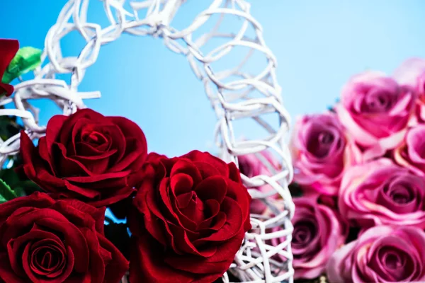 Rote Und Rosa Rosen Mit Dekorativem Herz Auf Blauem Hintergrund — Stockfoto