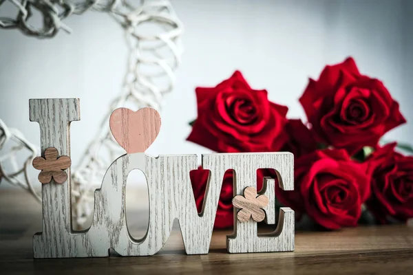 Mooie Bloemen Met Houten Liefde Belettering Begrip Van Liefde — Stockfoto