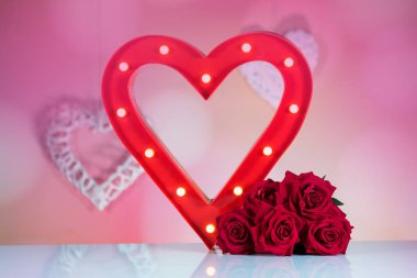 Dekoratif yürekleri kırmızı gül buketi