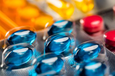 Renkli hap tedavisi için yakın çekim.