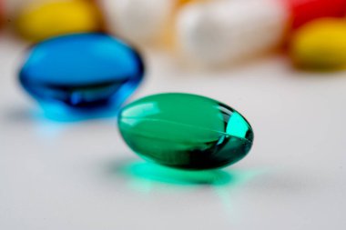 Renkli hap tedavisi için yakın çekim.