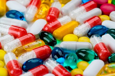 Renkli hap tedavisi için yakın çekim.