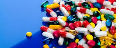 Renkli hap tedavisi için yakın çekim.