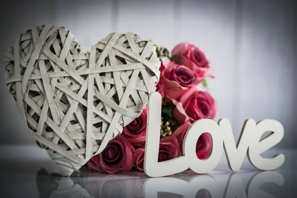 Hermosas Flores Con Letras Amor Madera Concepto Amor — Foto de Stock