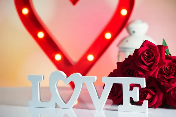 Mooie Bloemen Met Houten Liefde Belettering Begrip Van Liefde — Stockfoto