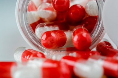 Renkli hap tedavisi için yakın çekim.