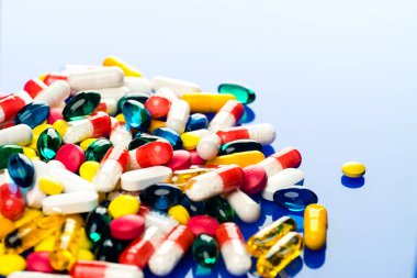 Renkli hap tedavisi için yakın çekim.