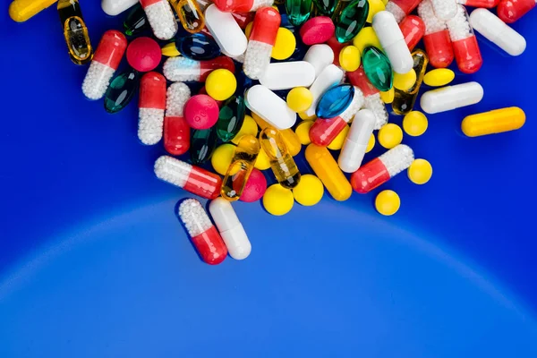 治療のためのカラフルな錠剤のクローズ アップ — ストック写真