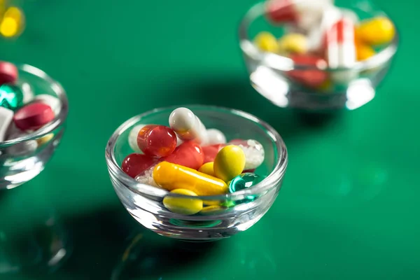 治療のためのカラフルな錠剤のクローズ アップ — ストック写真