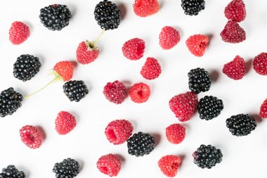 Lezzetli Ahududu ve lezzetli böğürtlen kapat