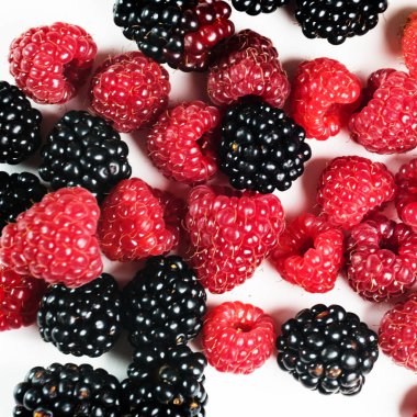 Lezzetli Ahududu ve lezzetli böğürtlen kapat