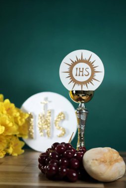 Hristogram Ihs Kupası beyaz zemin üzerine