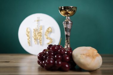 Hristogram Ihs Kupası beyaz zemin üzerine