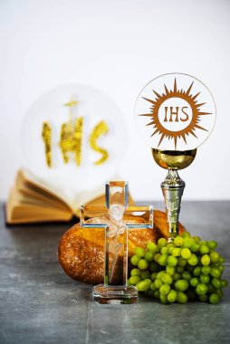 Hristogram Ihs Kupası beyaz zemin üzerine