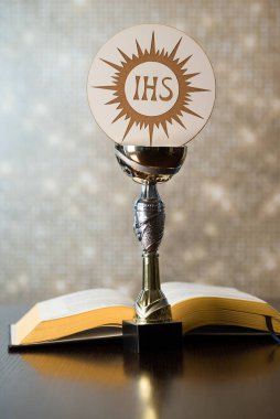 Hristogram Ihs Kupası beyaz zemin üzerine