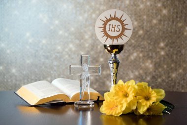 Hristogram Ihs Kupası beyaz zemin üzerine