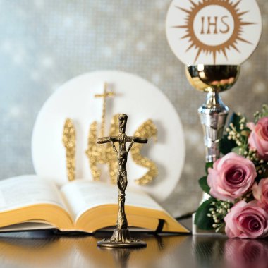 Hristogram Ihs Kupası beyaz zemin üzerine