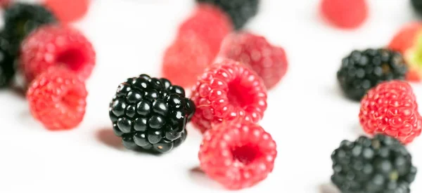 Nahaufnahme Von Köstlichen Himbeeren Und Schmackhaften Brombeeren — Stockfoto