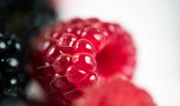 Primer Plano Deliciosas Frambuesas Sabrosas Moras —  Fotos de Stock