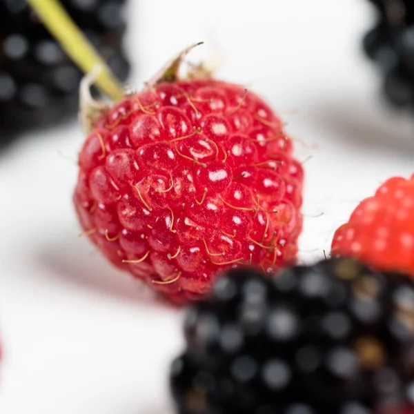 Primer Plano Deliciosas Frambuesas Sabrosas Moras —  Fotos de Stock