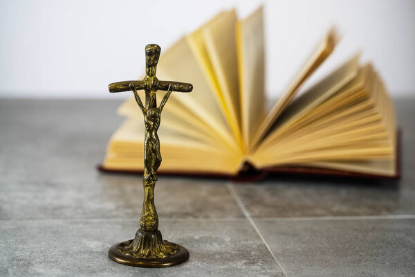 Христограмма IHS на белом фоне с чашкой
