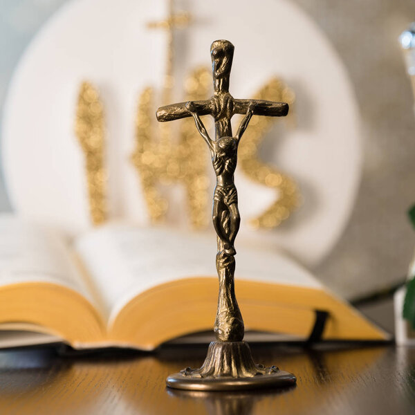 Христограмма IHS на белом фоне с чашкой
