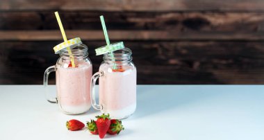 Çilek ile güler yüzlü. Sağlıklı beslenme kavramı.