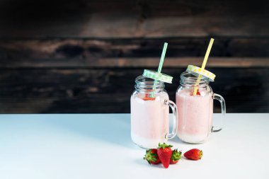 Çilek ile güler yüzlü. Sağlıklı beslenme kavramı.