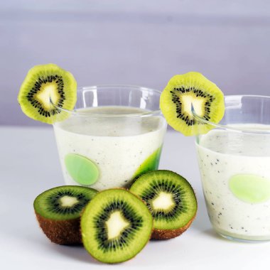 Kivi ile güler yüzlü. Sağlıklı beslenme kavramı.