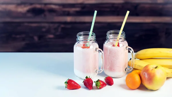 Yogur Frascos Vidrio Con Frutas Mesa — Foto de Stock